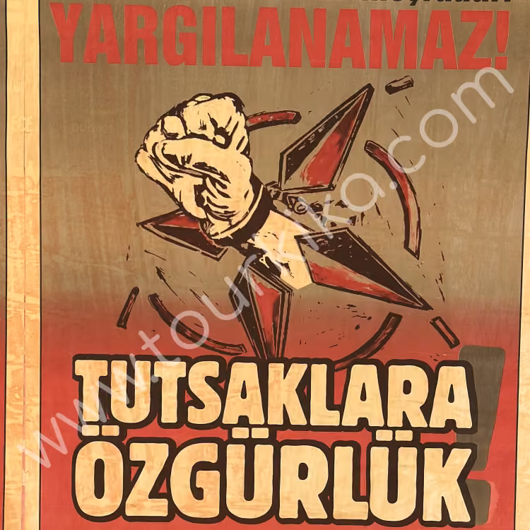 αφίσα στα τουρκικά γράφει Tutsaklara özgürlük (Λευτεριά στους κρατούμενους)