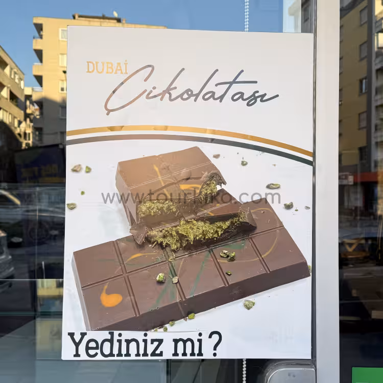 αφίσα στα τουρκικά γράφει Dubai çikolatası yediniz mi? (Έχετε φάει σοκολάτα Ντουμπάι;)