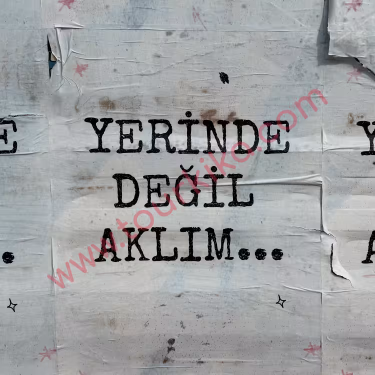 Φωτογραφία που γράφει στα τουρκικά Yerinde değil aklım (Δεν είναι στη θέση του το μυαλό μου)