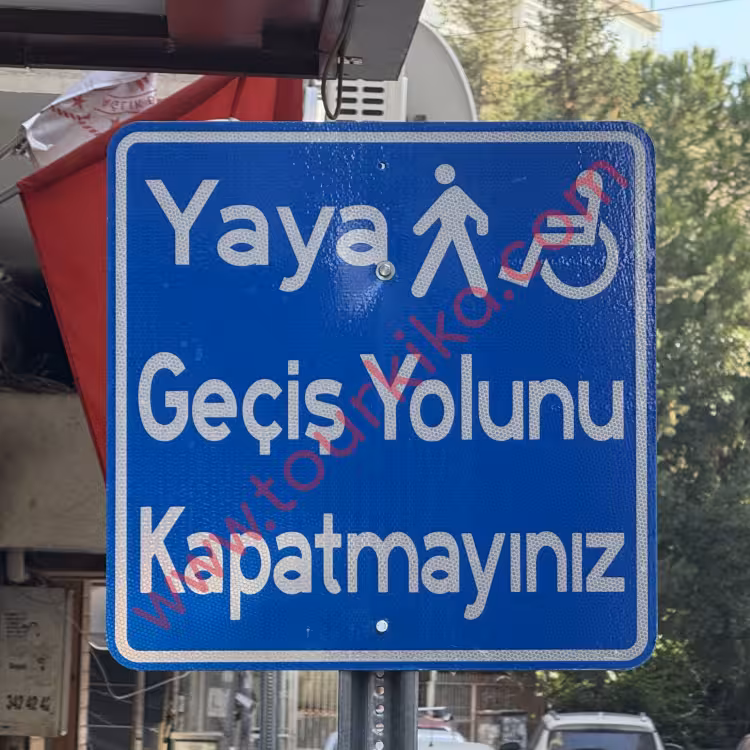 Φωτογραφία που γράφει στα τούρκικα Yaya geçiş yolunu kapatmayınız (Μην κλείνετε το δρόμο διάβασης πεζών)